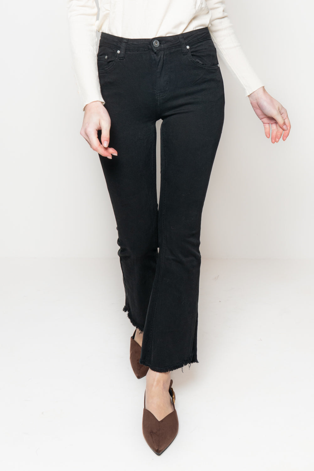 Pantalone flair crop sfrangiato