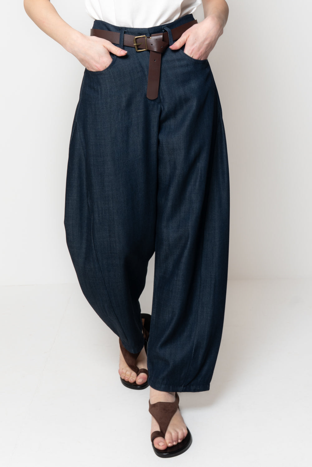 Pantalone Barrel in Denim Leggero con Cintura