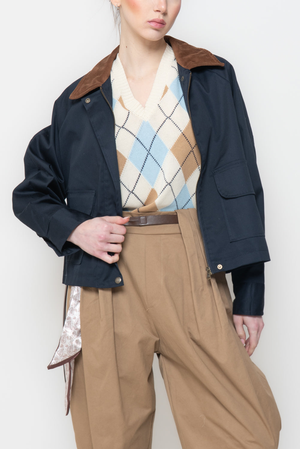 Giacca Crop Strutturata con Colletto a Contrasto