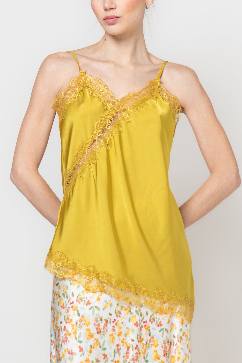 Top satin con profili in pizzo