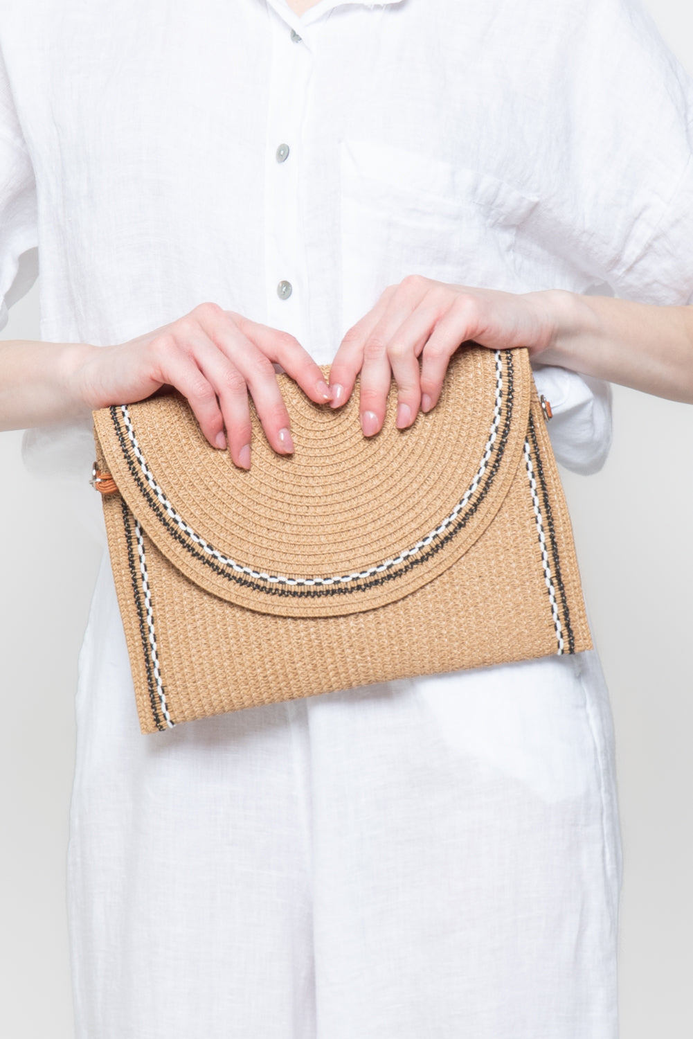 Pochette con ricamo