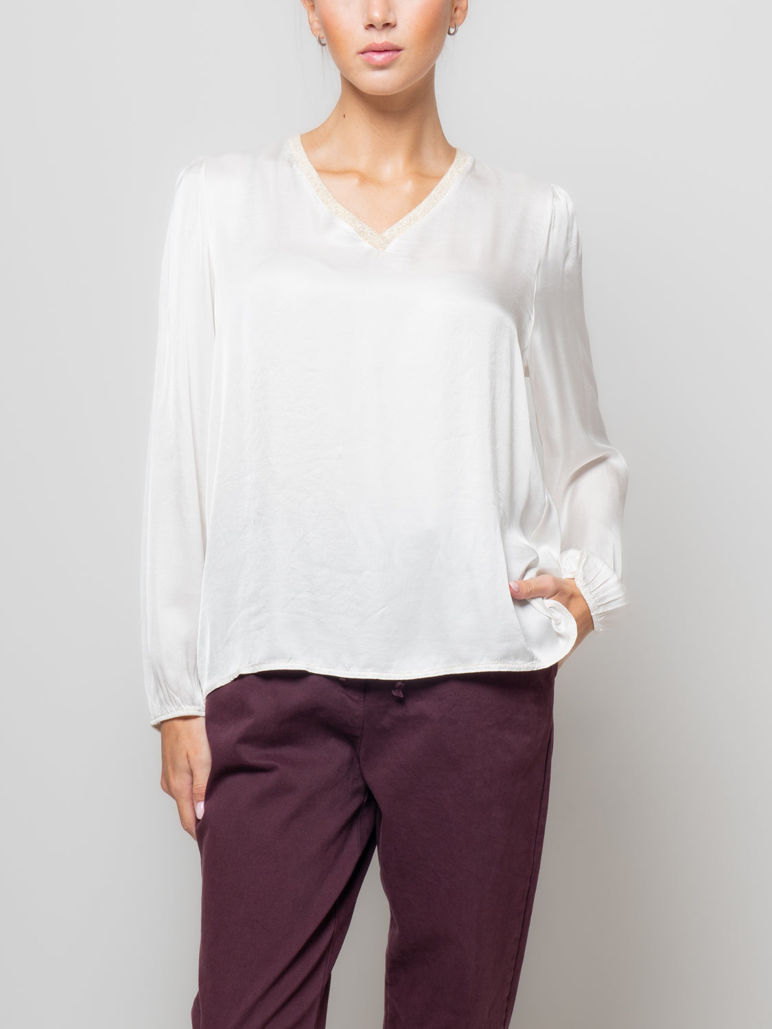 Blusa in satin con scollo a V