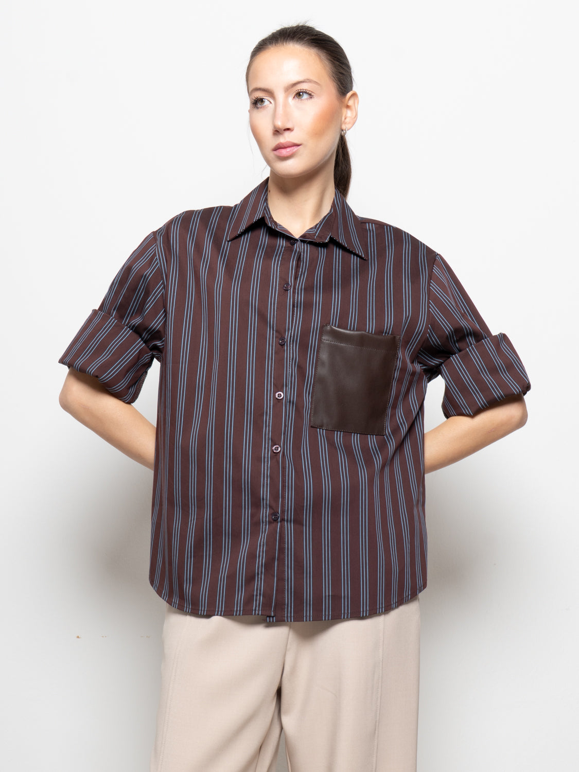 Camicia con tasca in pelle