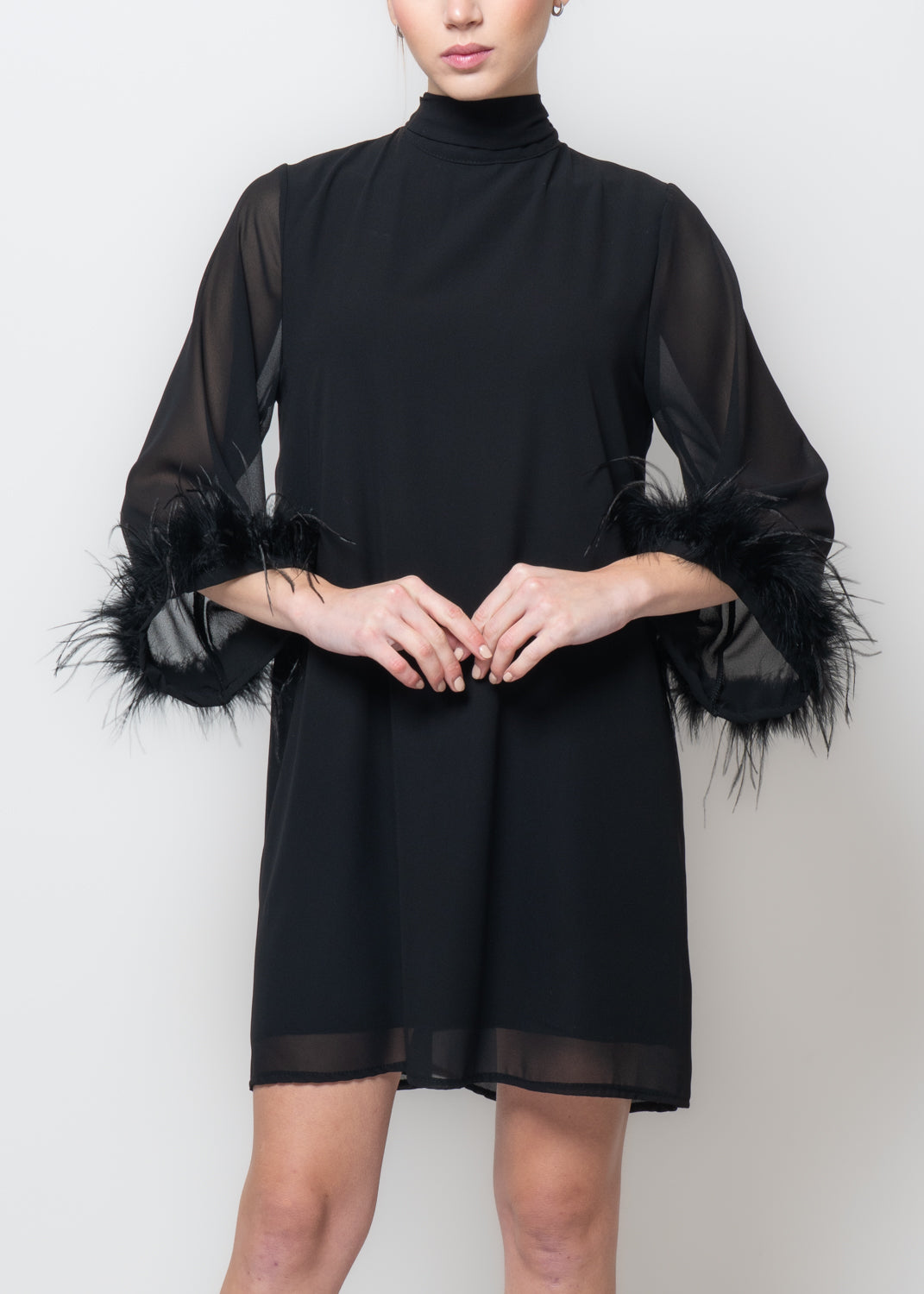 Abito in tulle con manica piume