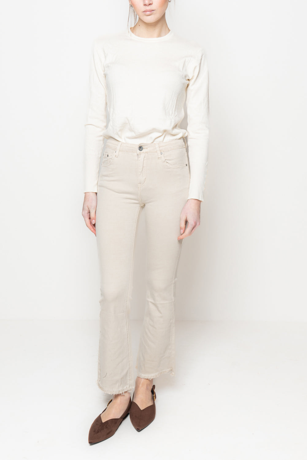 Pantalone flair crop sfrangiato