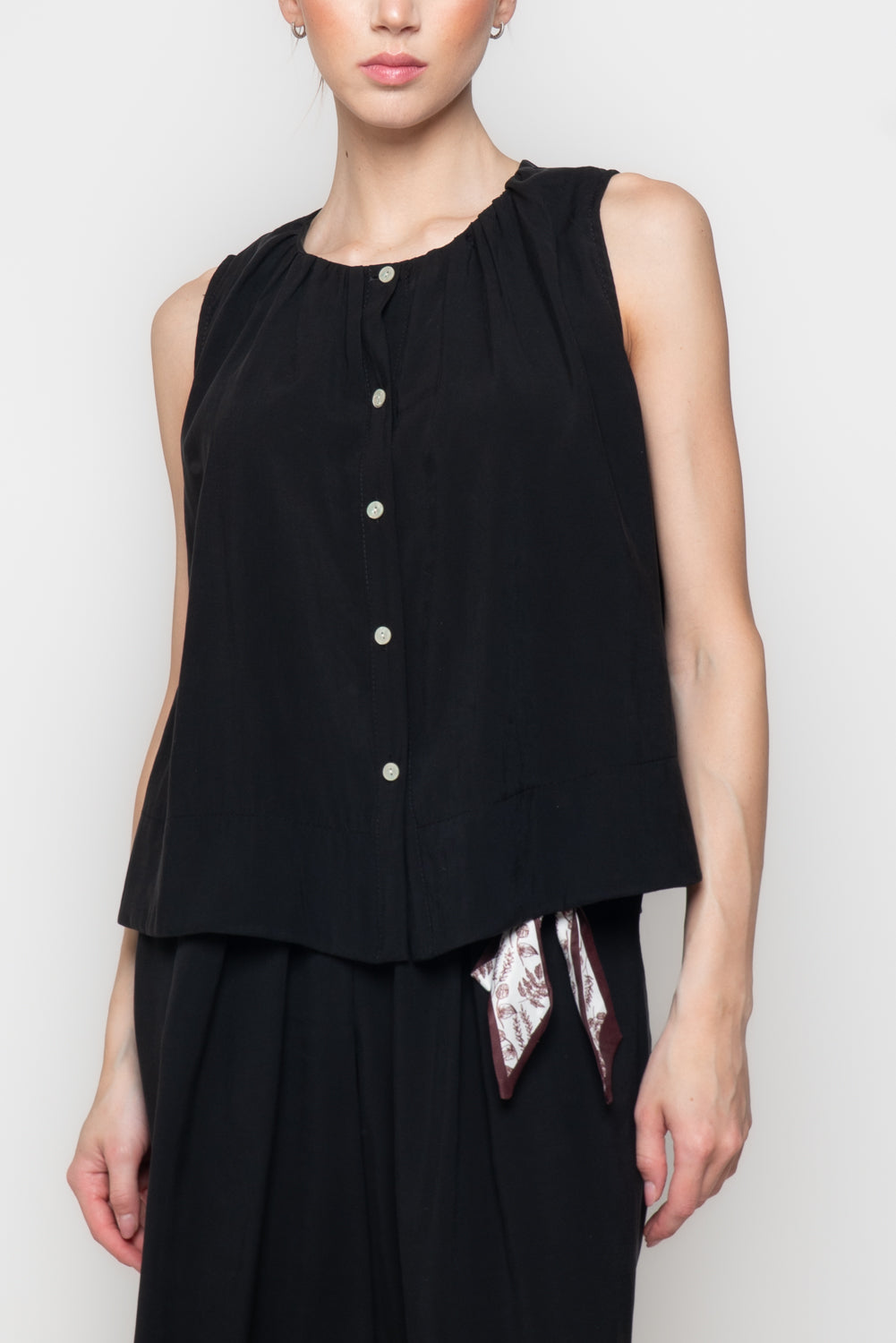 Camicia Smanicata Fluida con Scollo Arricciato