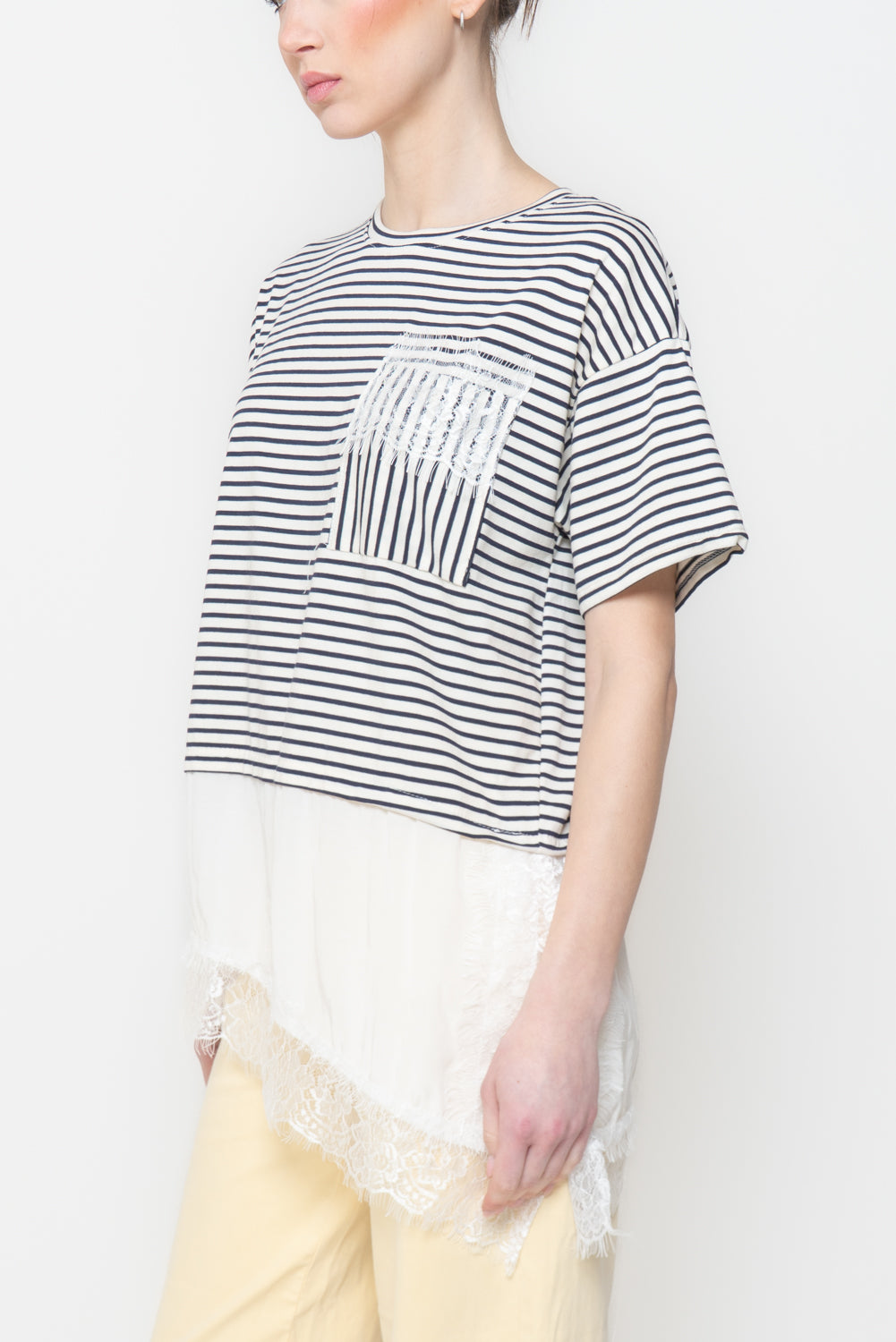 T-shirt a Righe con Dettagli in Pizzo