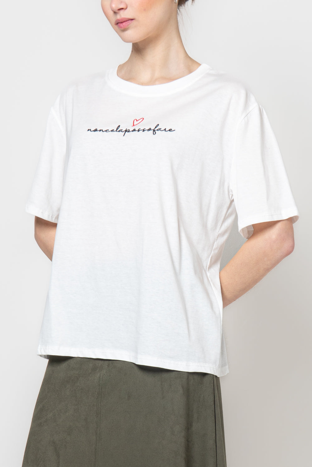 T shirt con scritta ricamata