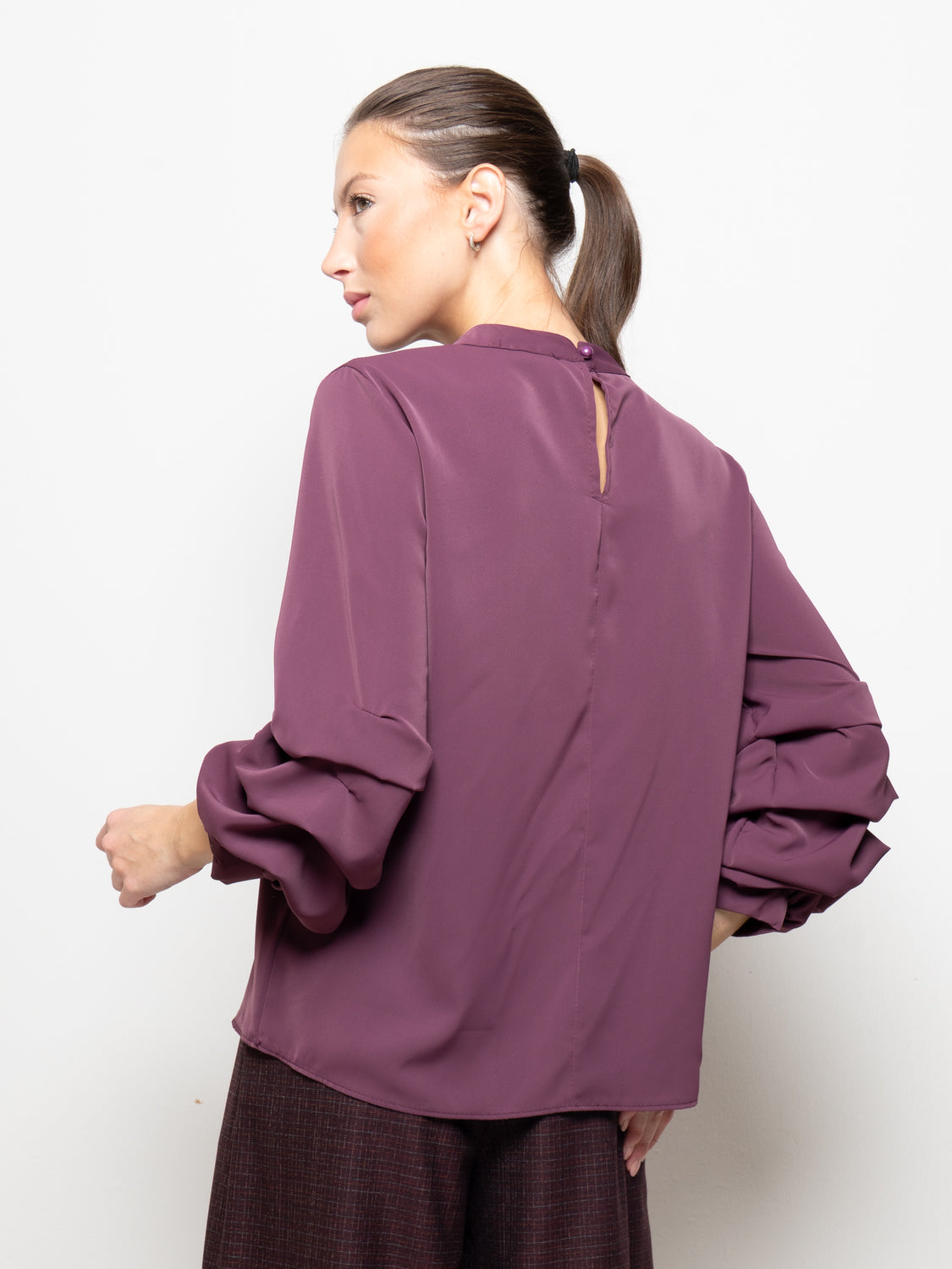 Blusa con maniche arricciate