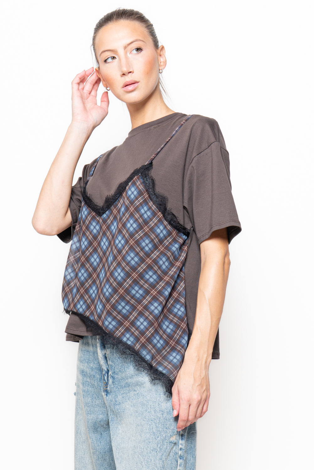 T-shirt con top a quadri sovrapposto