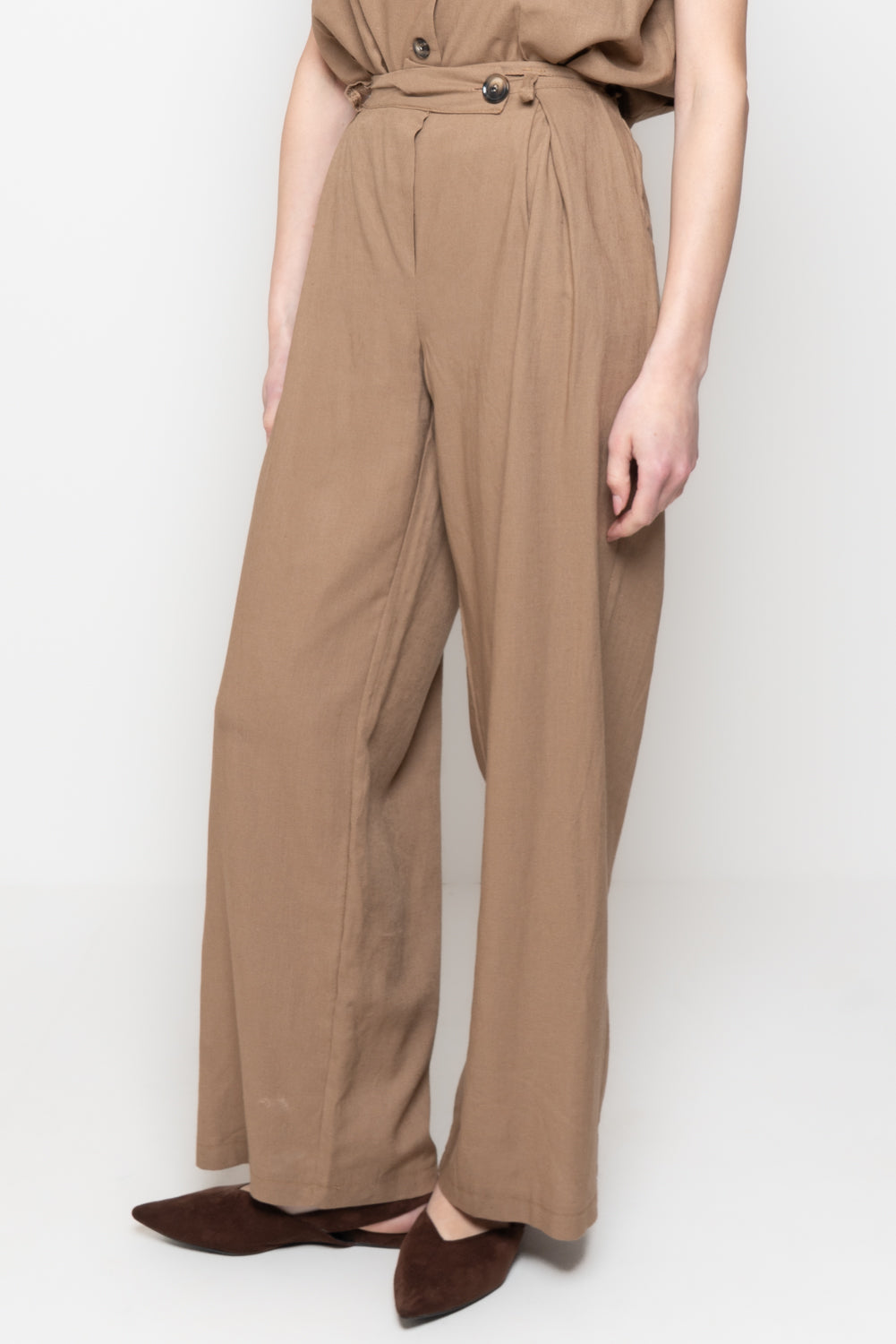 Pantaloni con Chiusura Asimmetrica