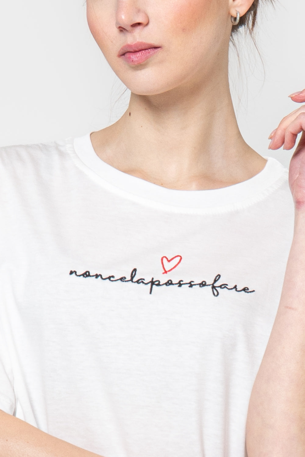 T shirt con scritta ricamata