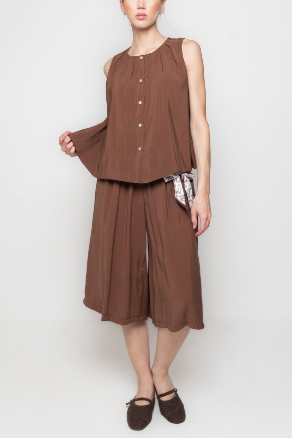 Camicia Smanicata Fluida con Scollo Arricciato