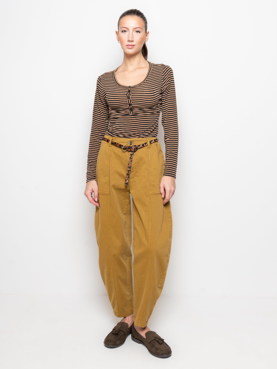 Pantalone cargo con cintura in fantasia animalier