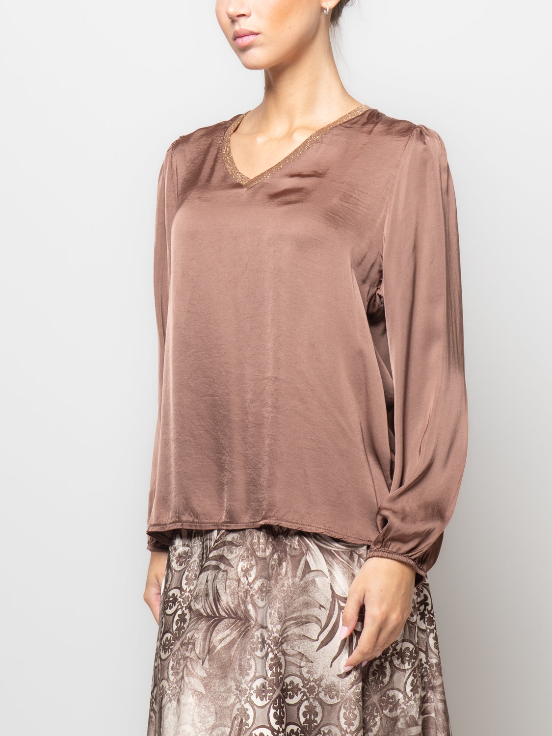 Blusa in satin con scollo a V