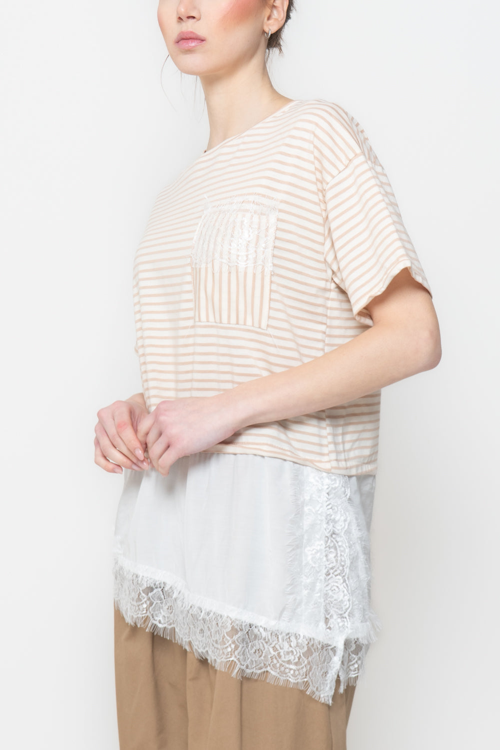 T-shirt a Righe con Dettagli in Pizzo