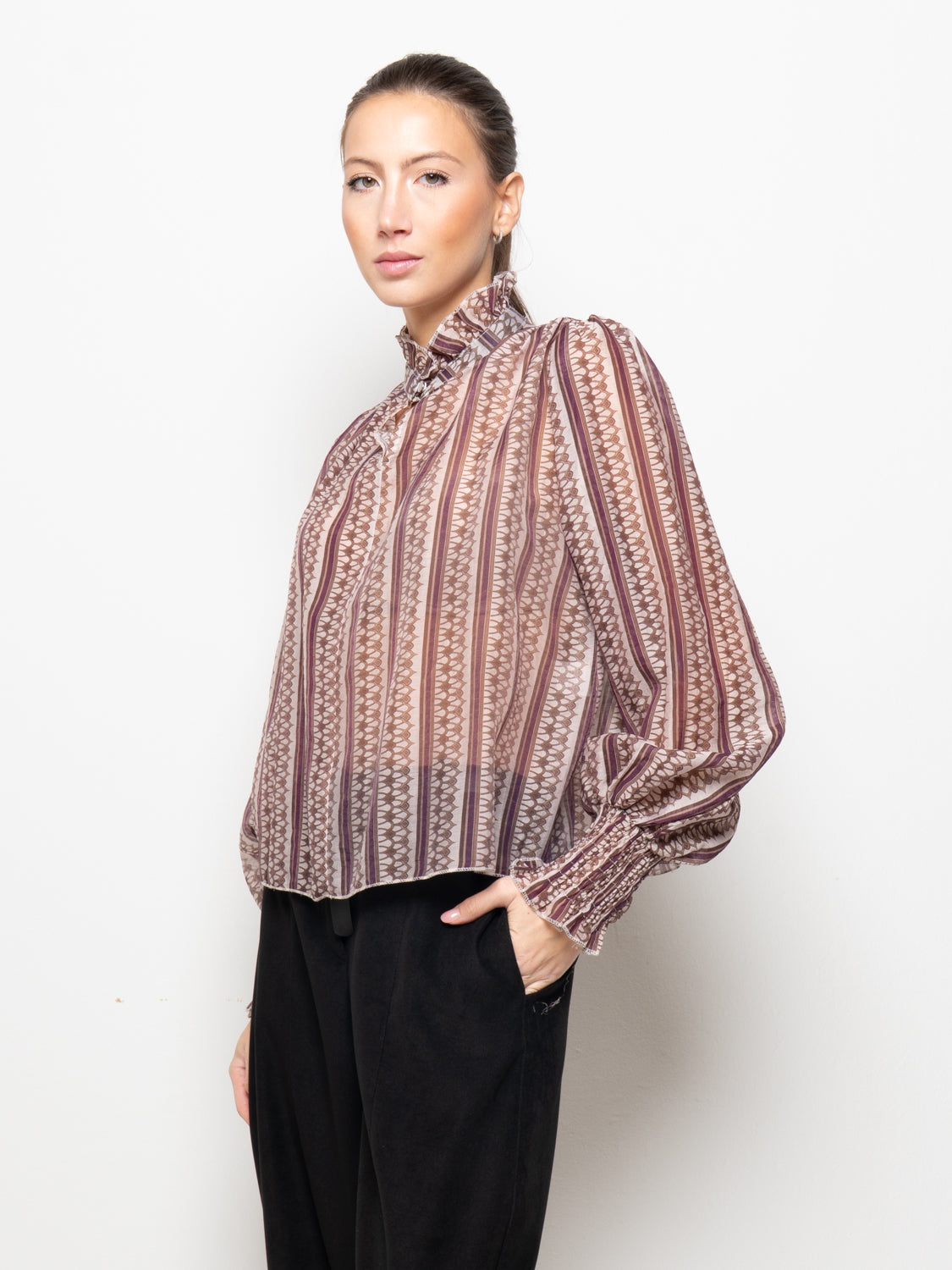 Blusa a righe con collo arricciato