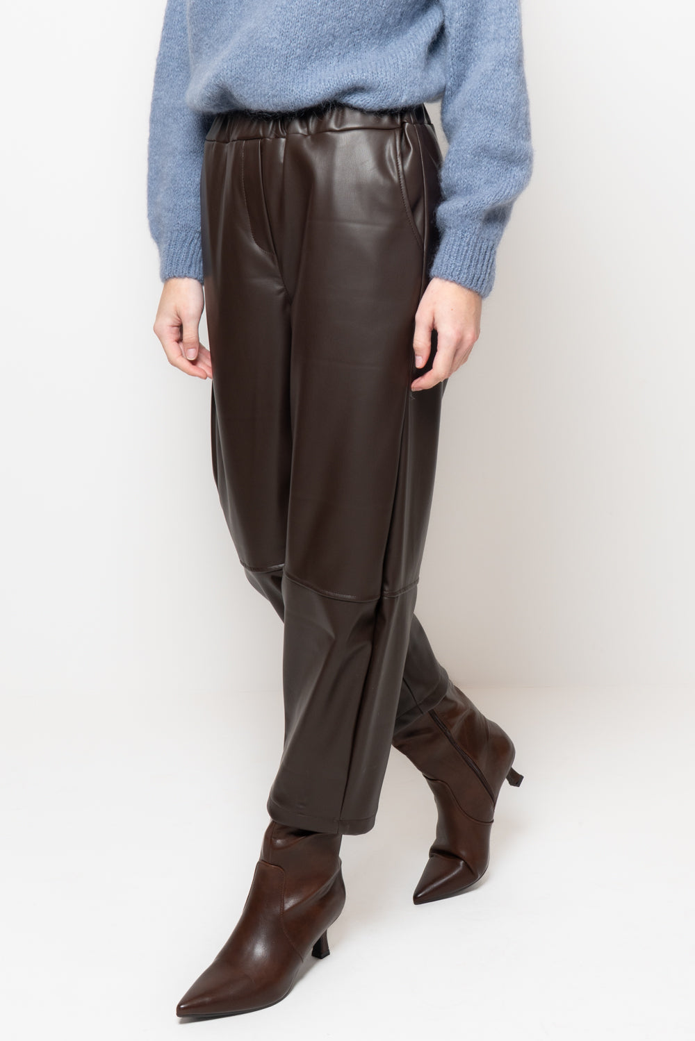 Pantalone baggy con elastico dietro