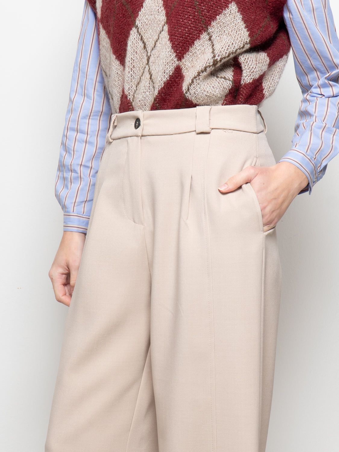 Pantalone con pences e cucitura frontale