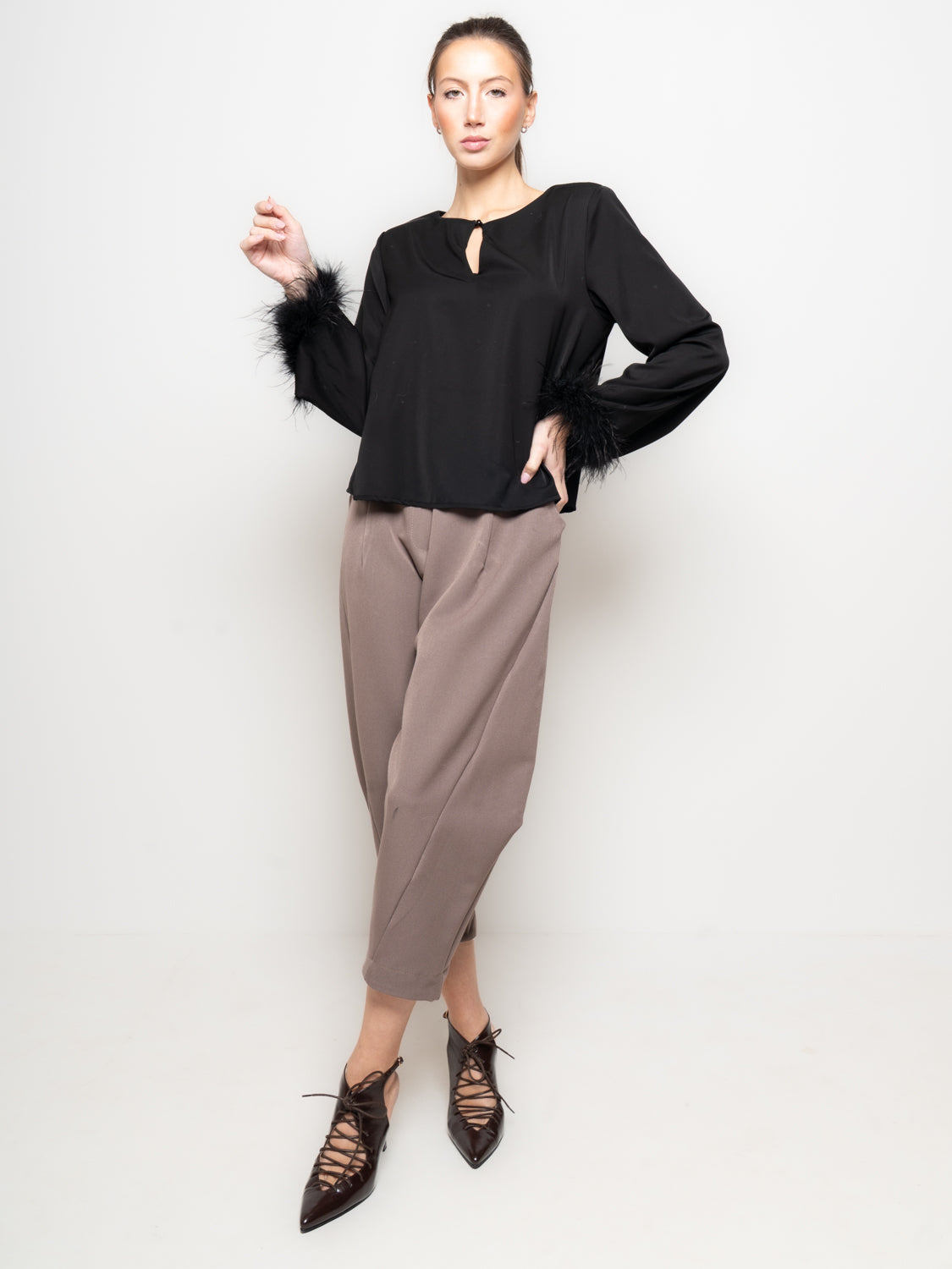 Blusa con polsini in piuma