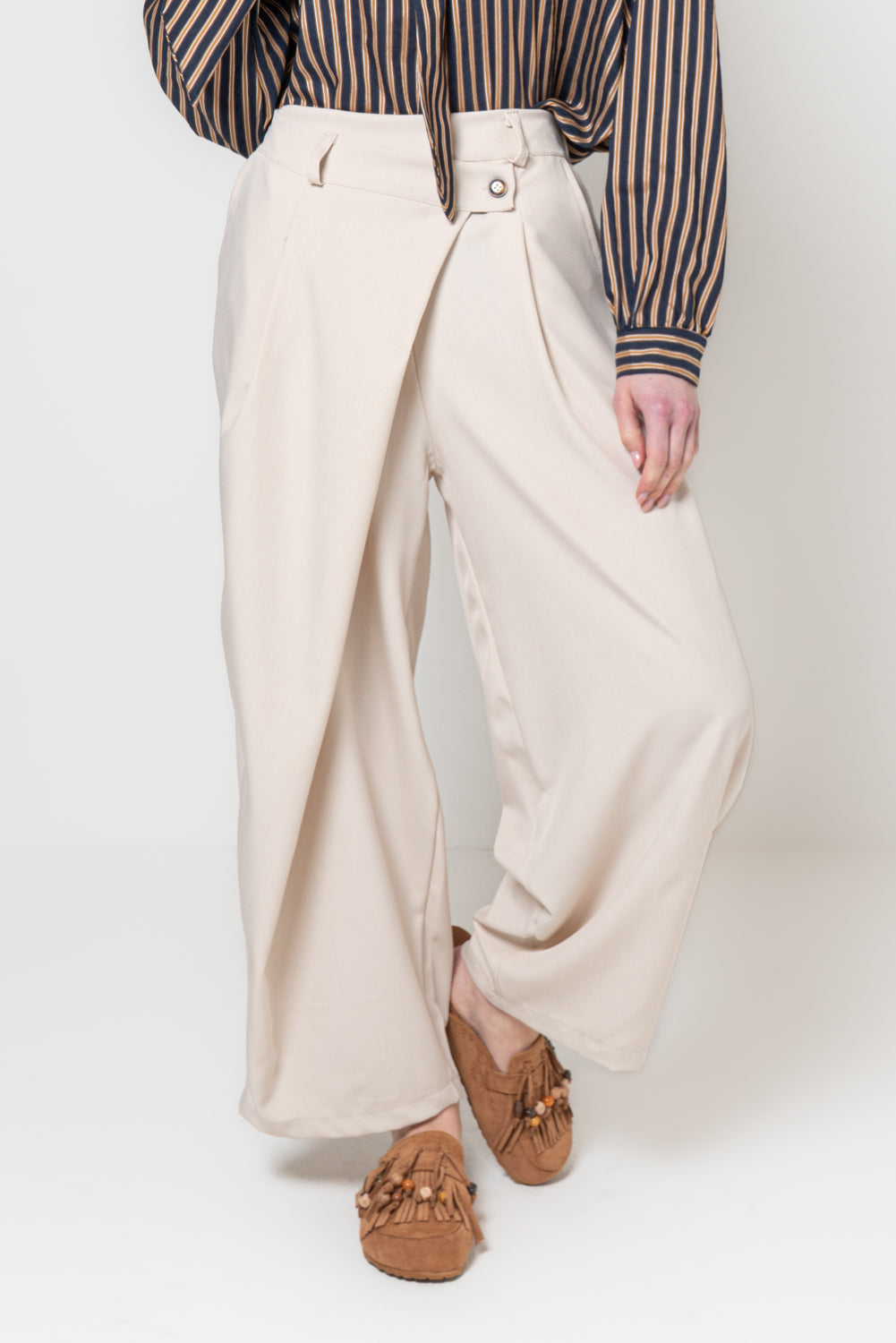 Pantalone baggy con bottone storto