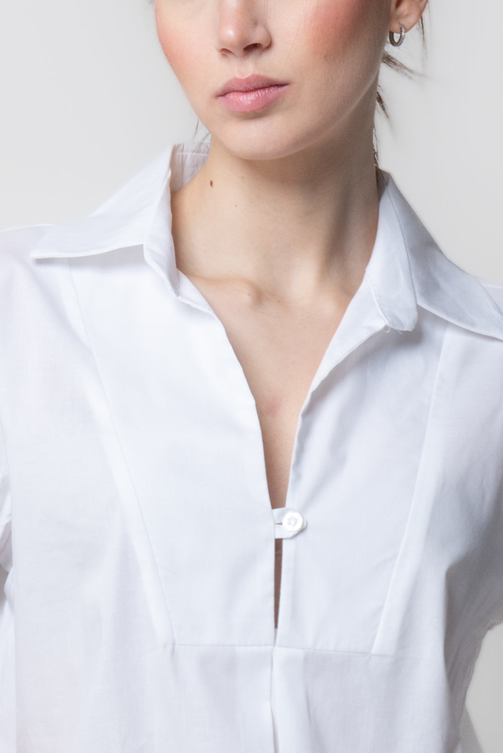 Camicia con Scollo a V e Cannoncino