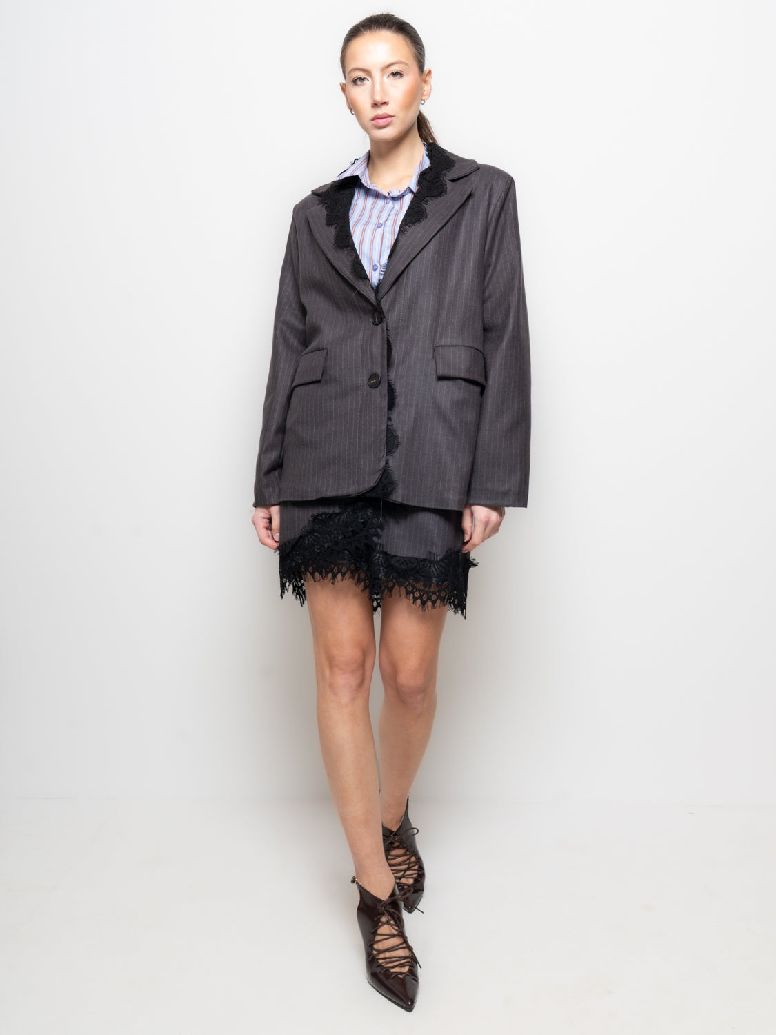 Giacca gessata con pizzo a contrasto