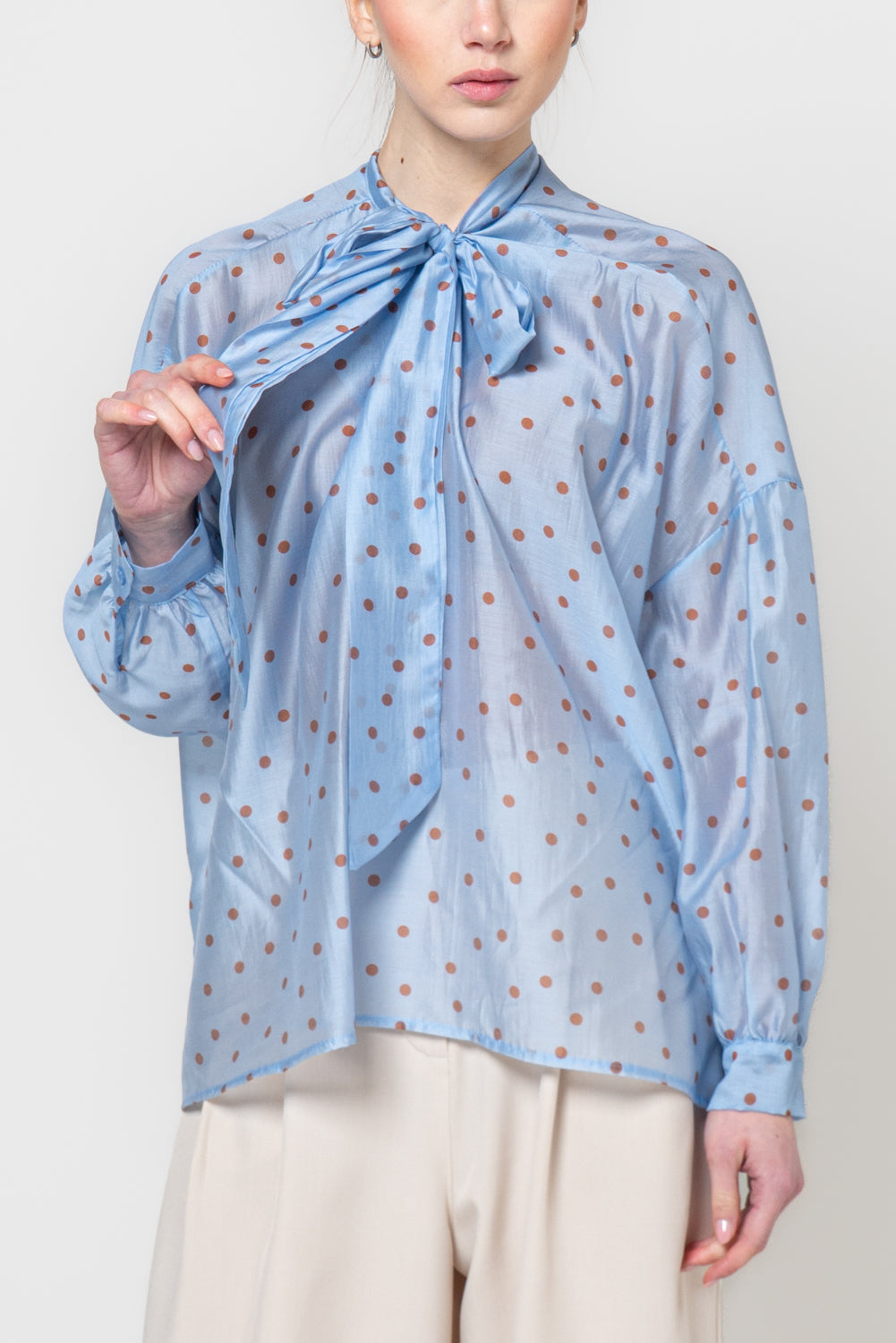 Camicia a pois con fiocco