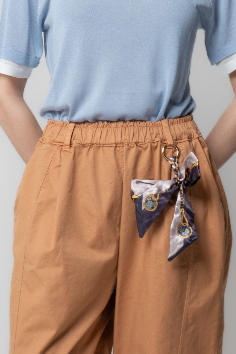 Pantalone a Carota con Foulard