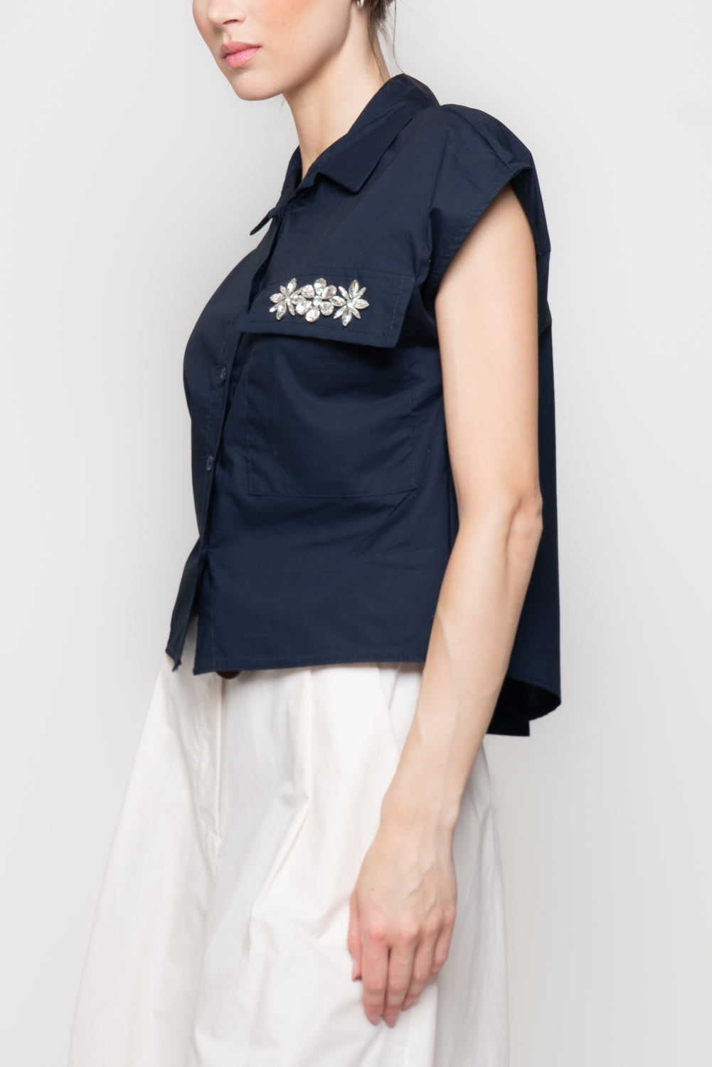 Camicia Smanicata con Dettaglio Gioello