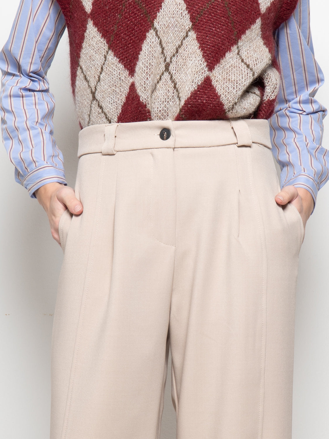 Pantalone con pences e cucitura frontale