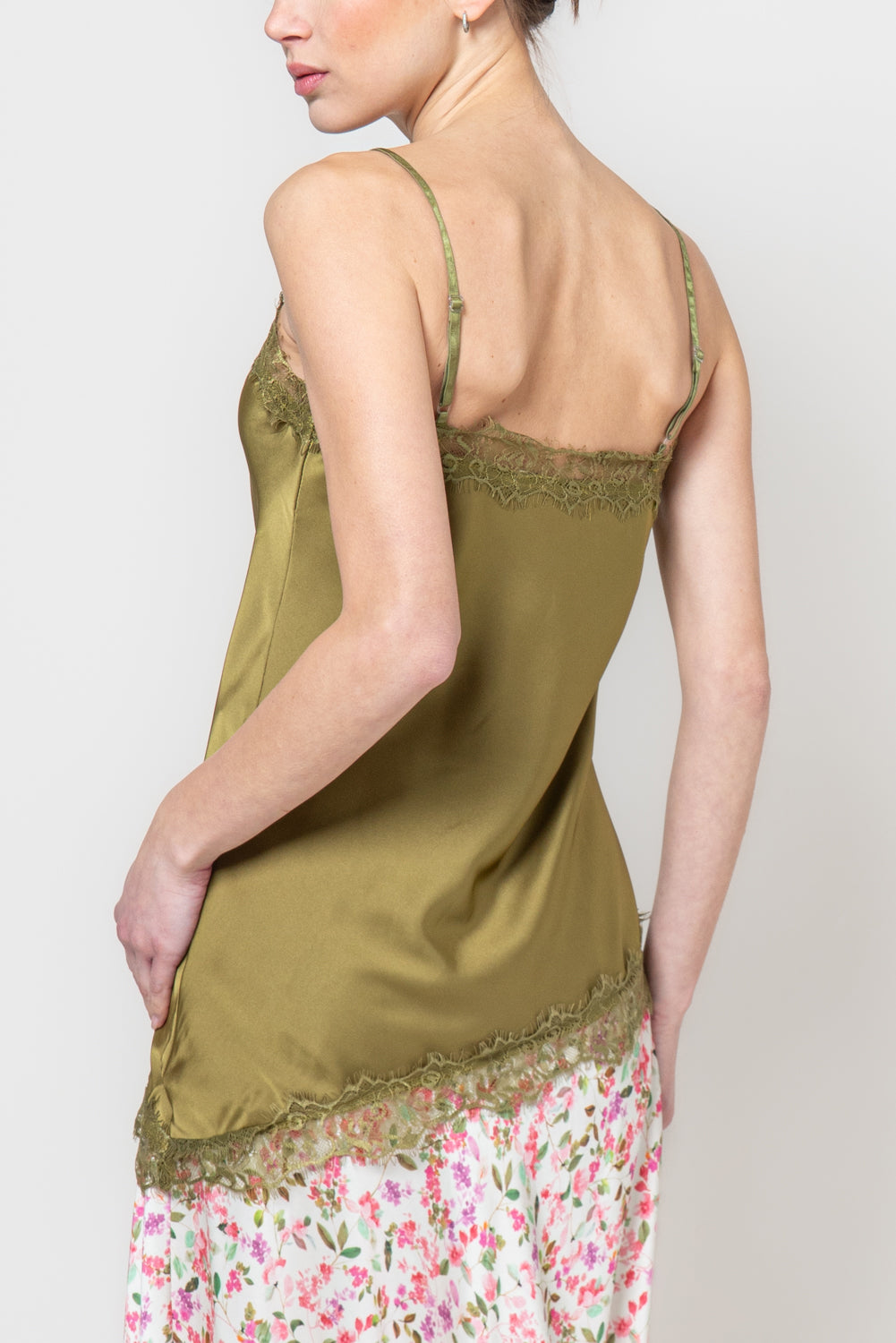 Top satin con profili in pizzo