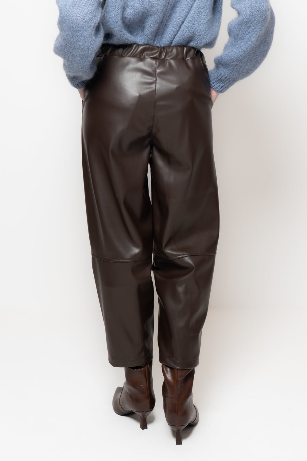 Pantalone baggy con elastico dietro