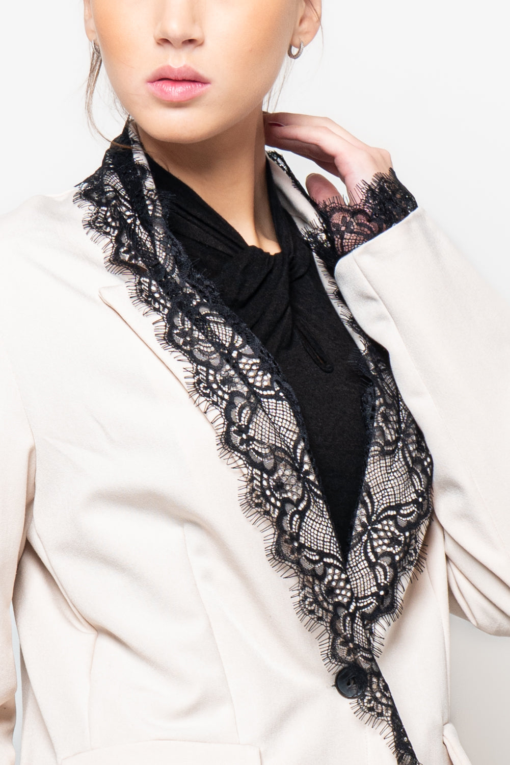 Giacca con profili in pizzo