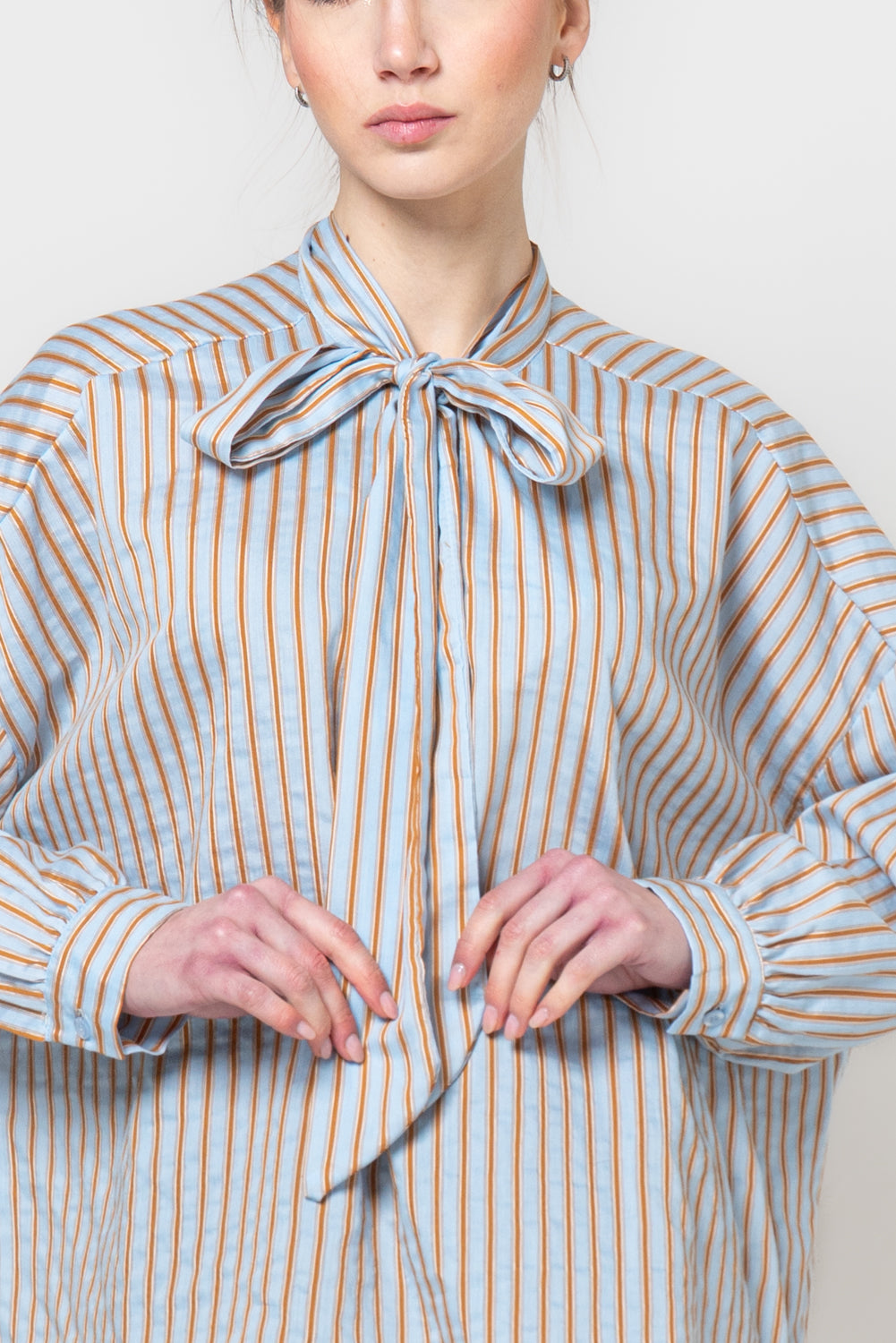 Camicia a righe con fiocco