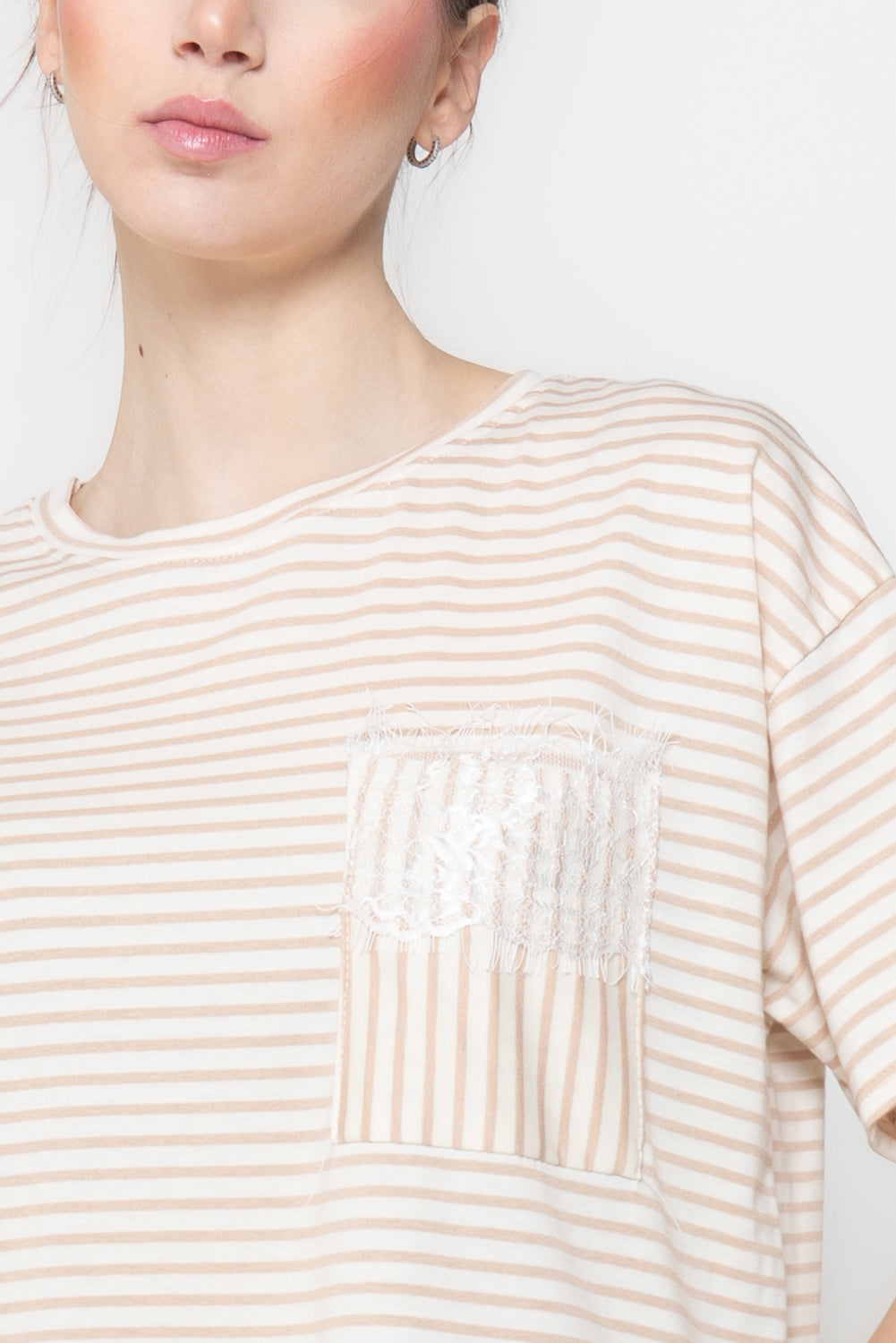 T-shirt a Righe con Dettagli in Pizzo