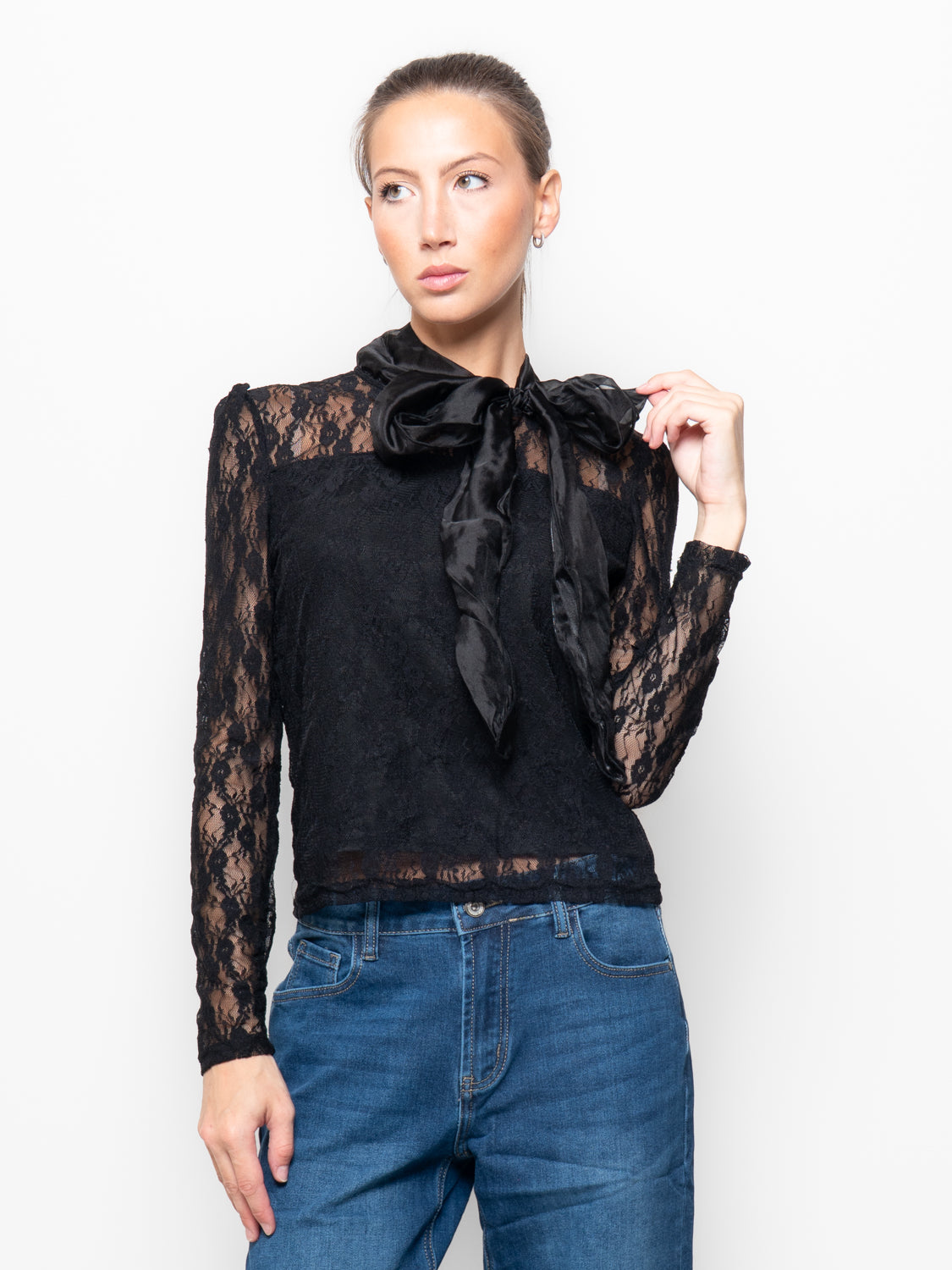 Blusa in pizzo con fiocco collo alto