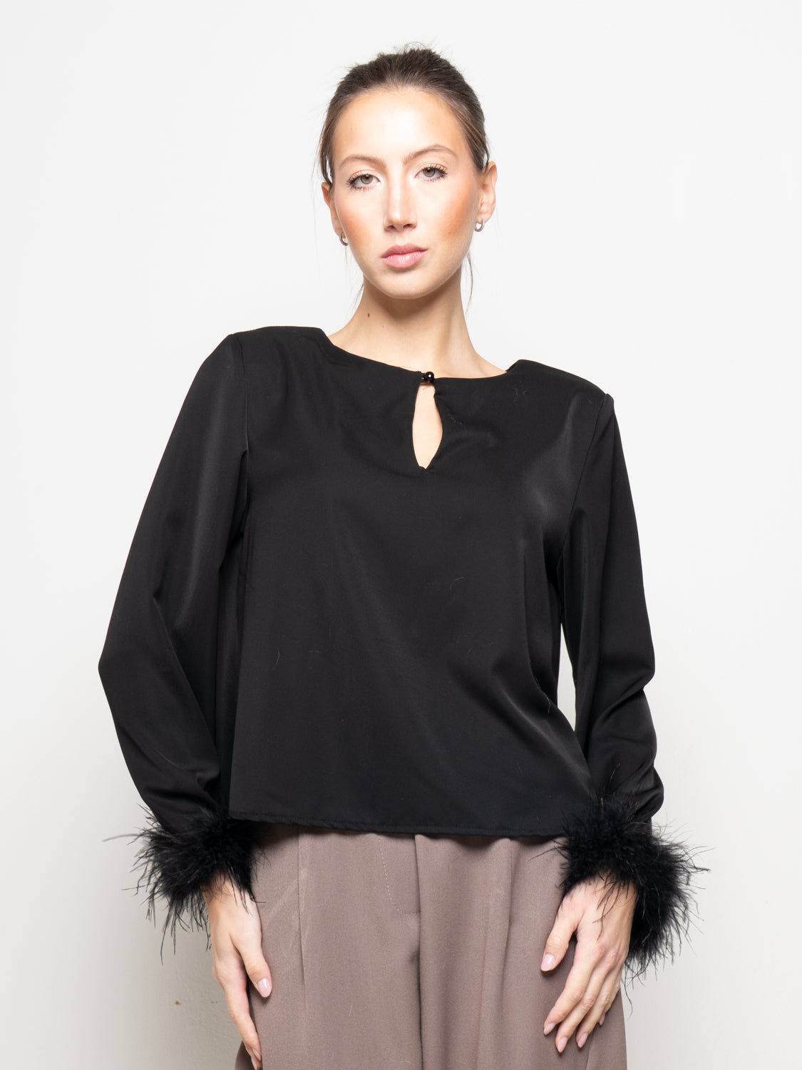 Blusa con polsini in piuma