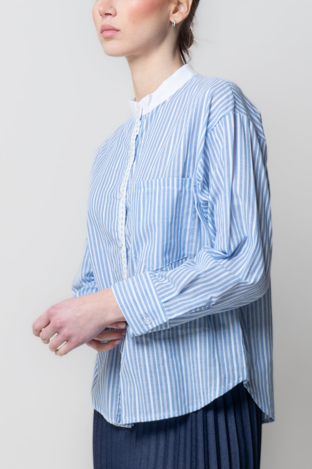 Camicia a Righe con Dettaglio Intaglio