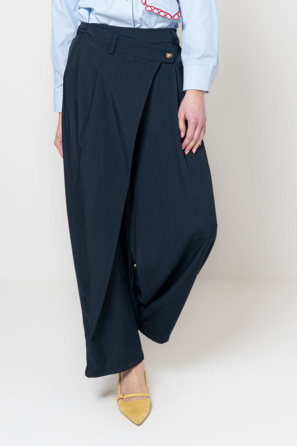 Pantalone baggy con bottone storto