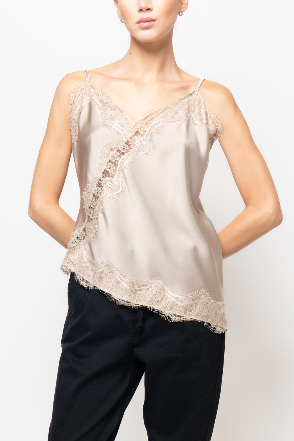 Top in satin con intarsi in pizzo