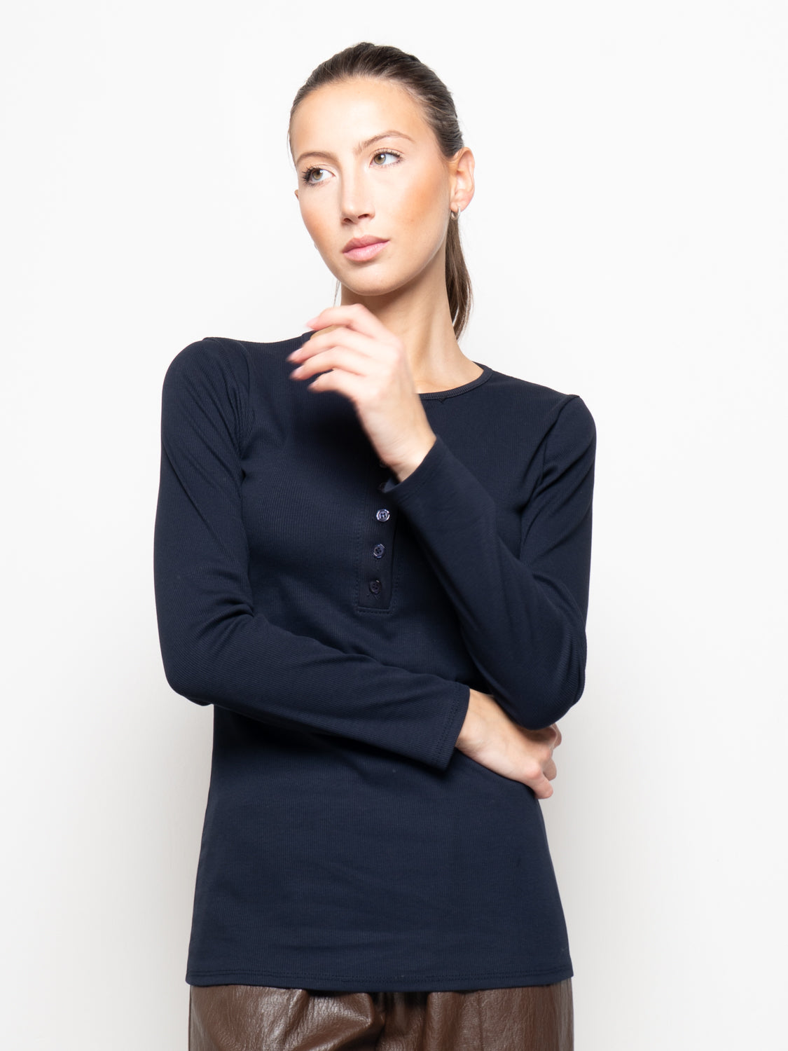 Maglia a costine con scollo a serafino