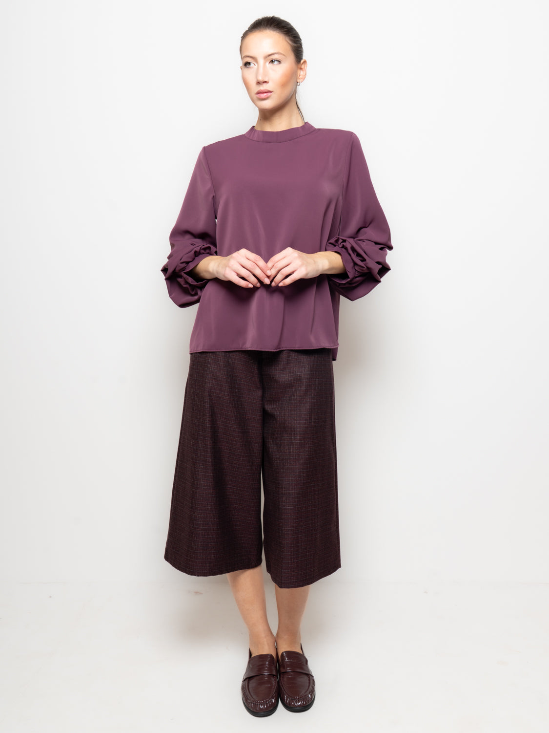 Blusa con maniche arricciate
