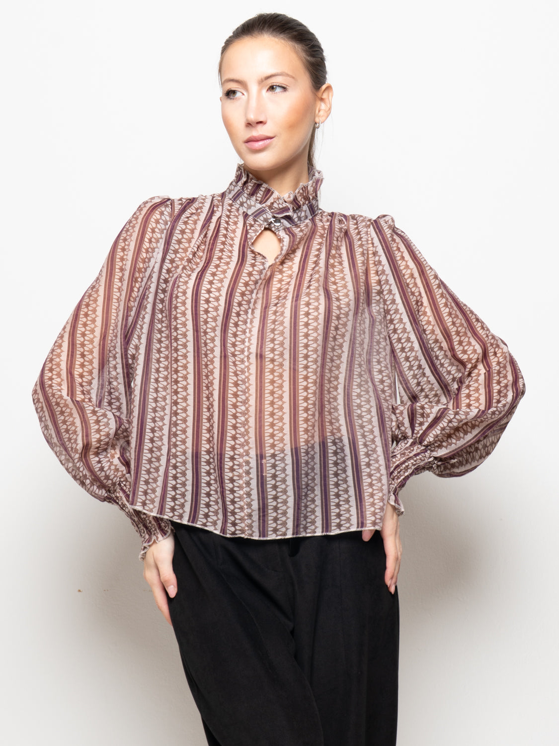 Blusa a righe con collo arricciato