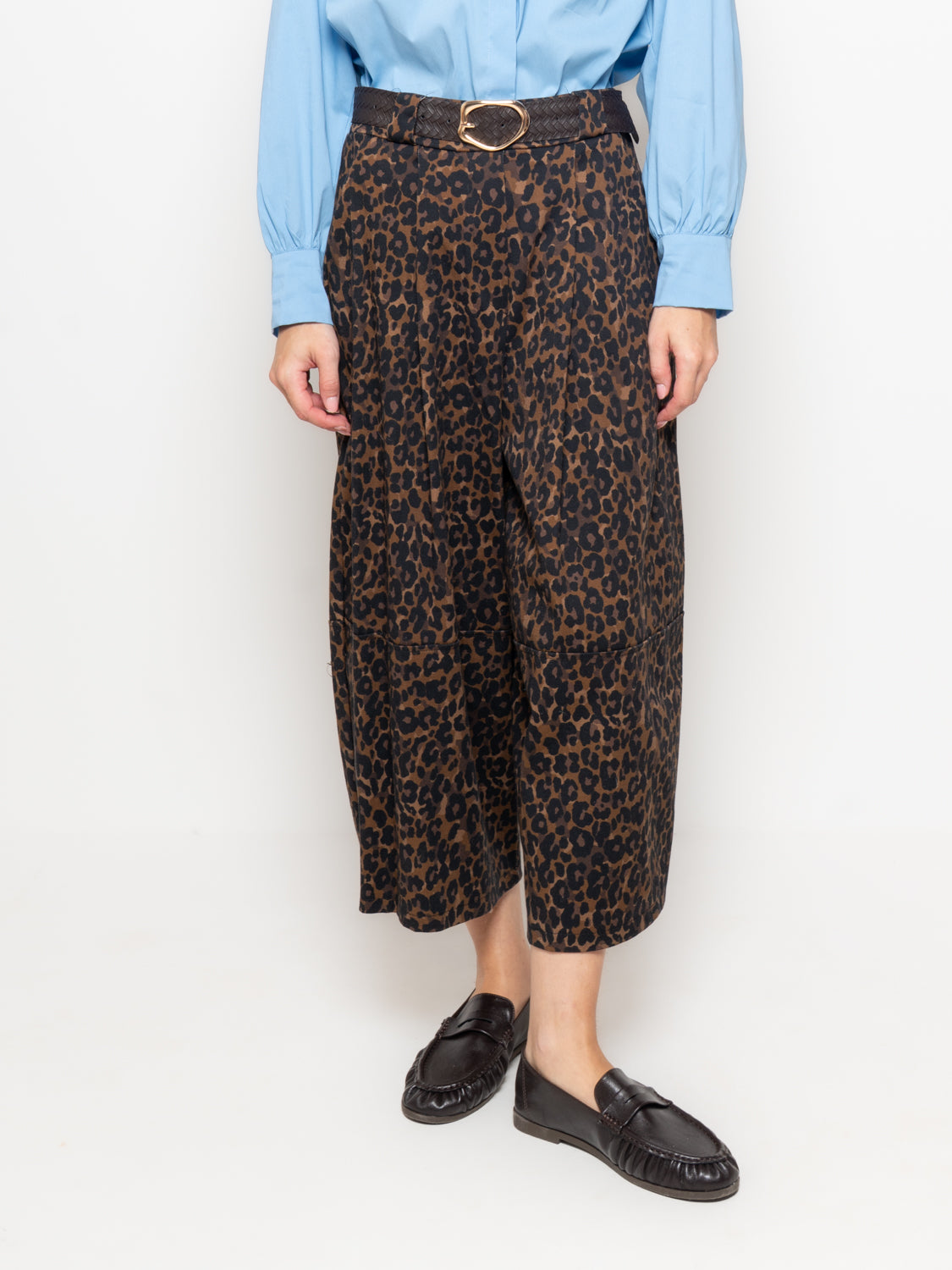 Pantaloni barrel maculati con cintura intrecciata