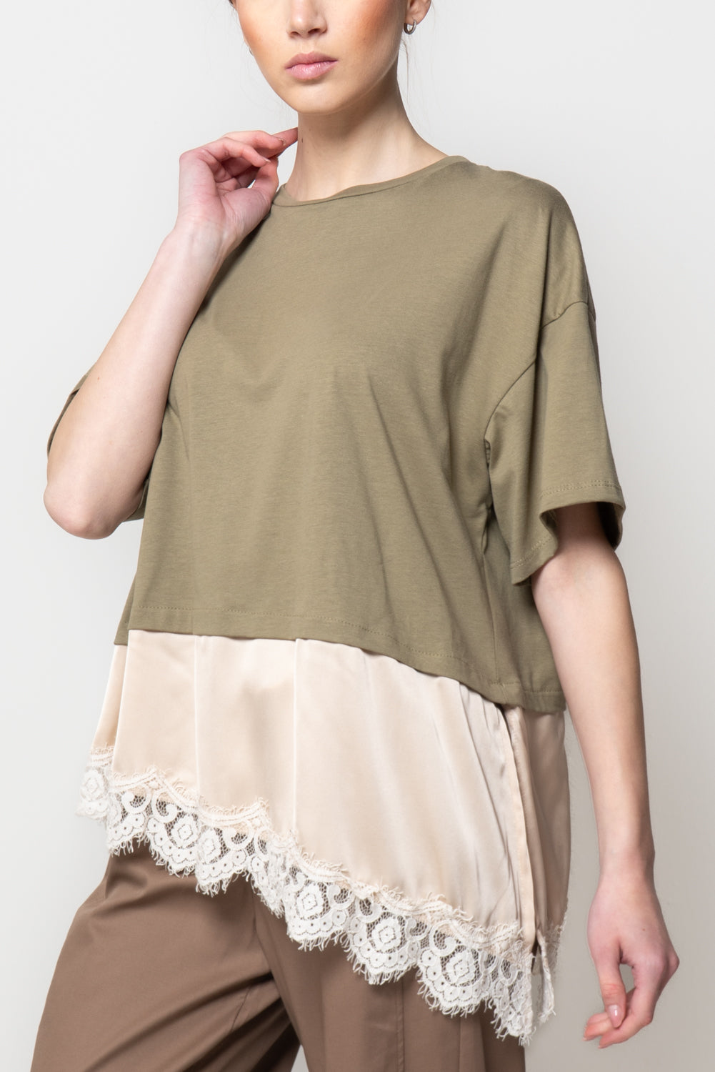 T-shirt con Fondo in Pizzo e Satin