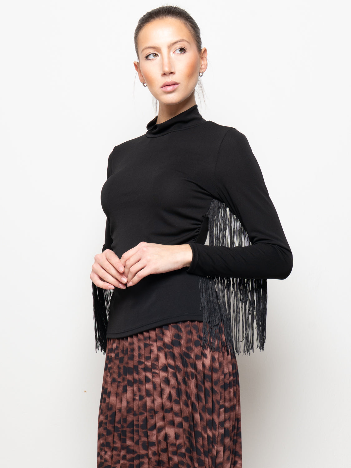 Top collo alto con frange laterali