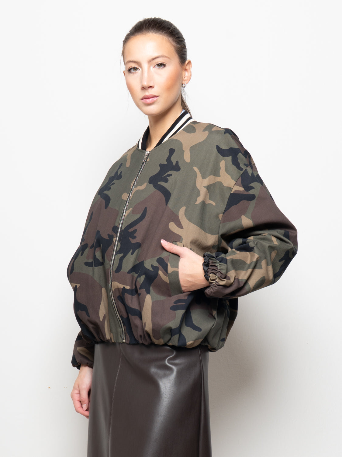 Bomber mimetico con collo a costine