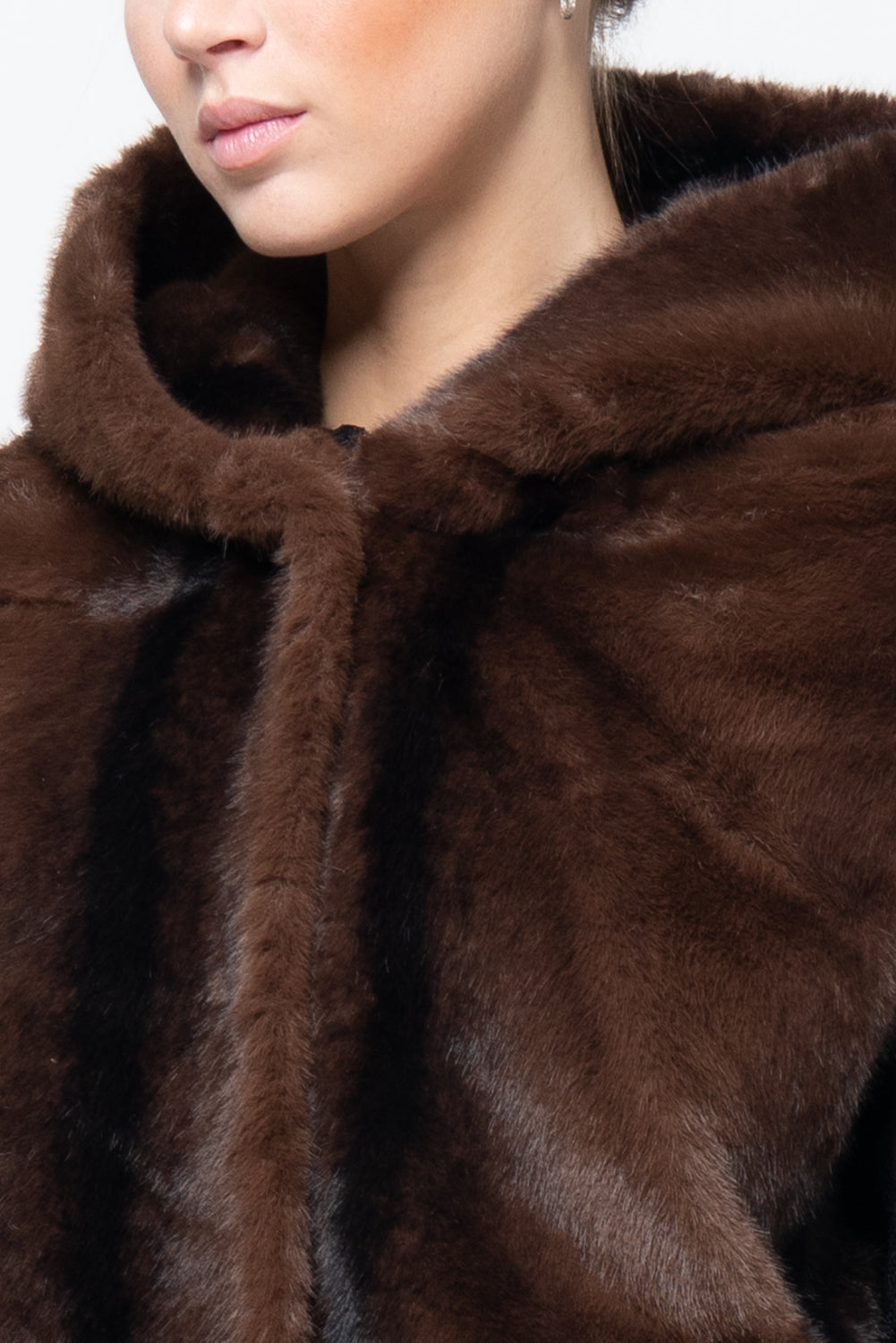 Pelliccia smanicata con cappuccio