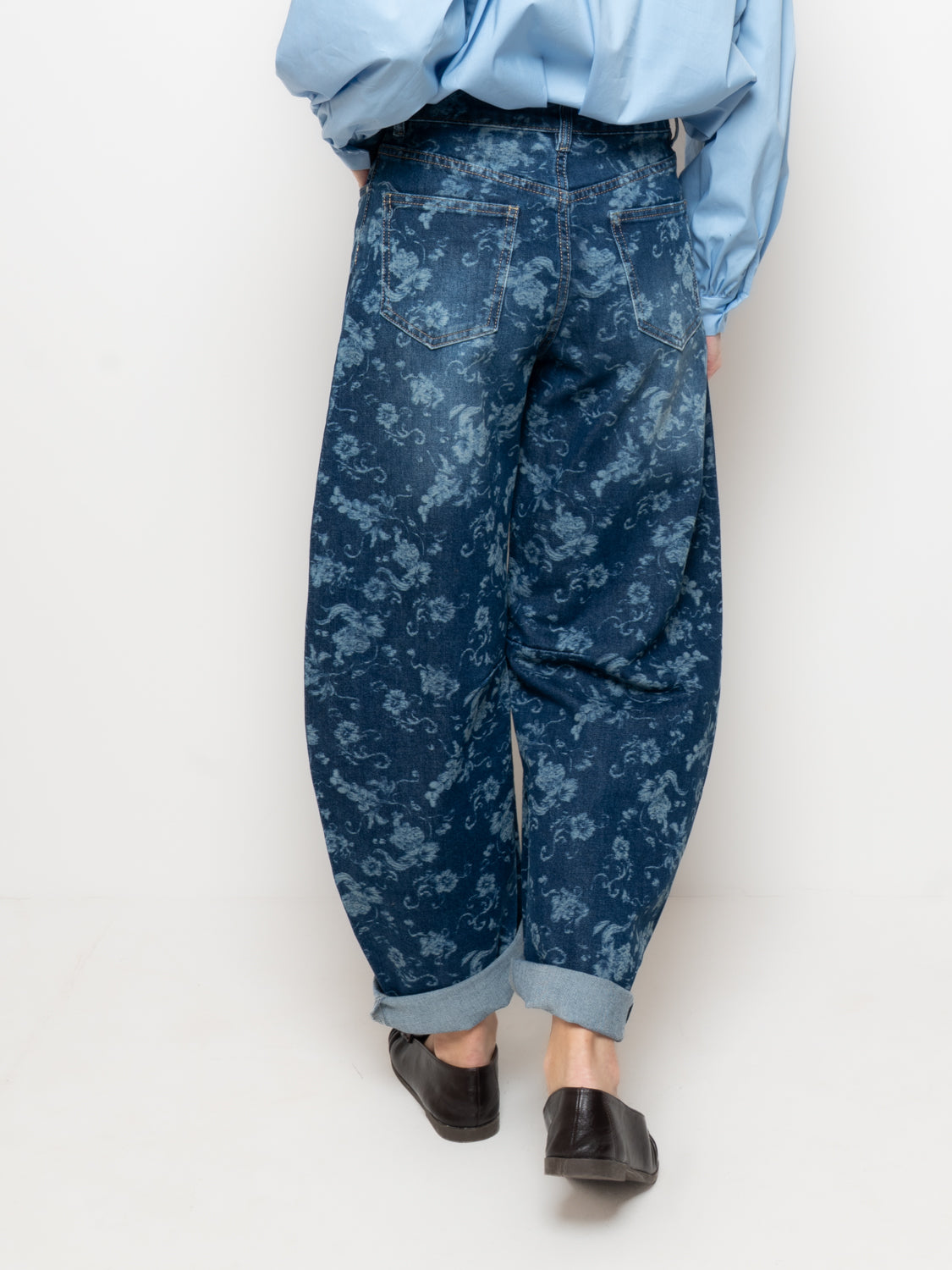 Jeans ampio con stampa floreale